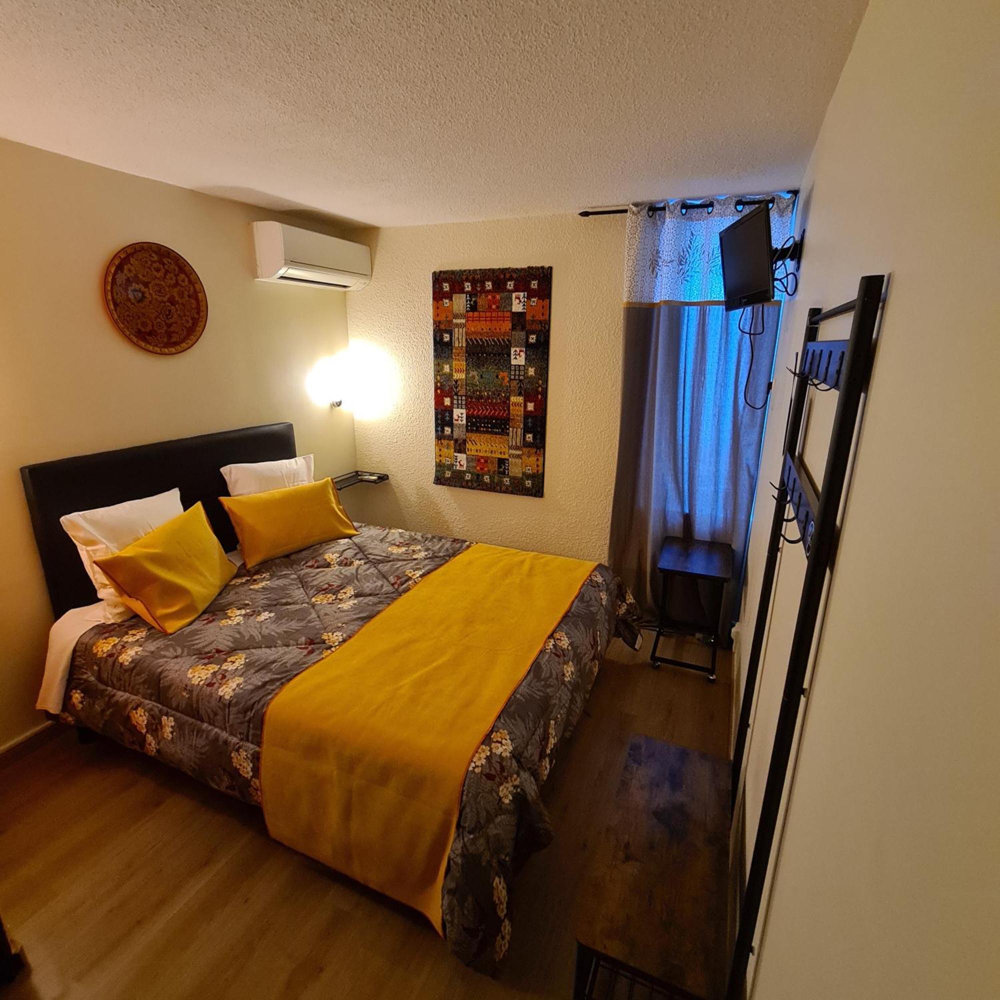 Hotel L'Etoile Aeroport - A61 カルカソンヌ エクステリア 写真