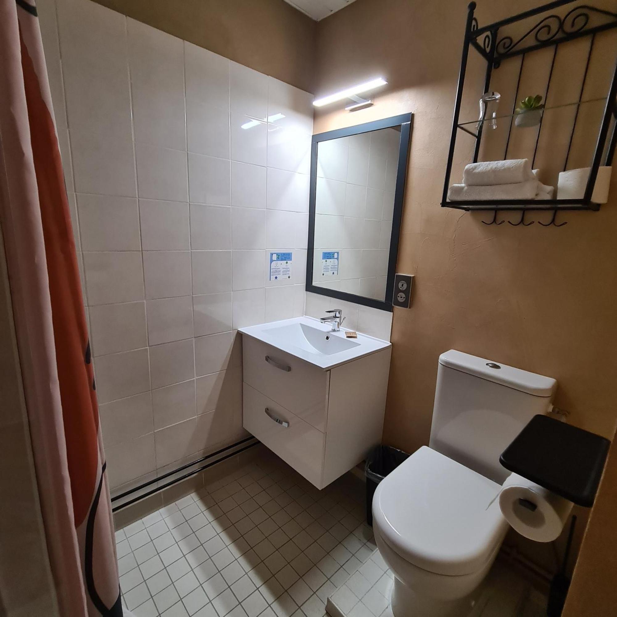 Hotel L'Etoile Aeroport - A61 カルカソンヌ エクステリア 写真
