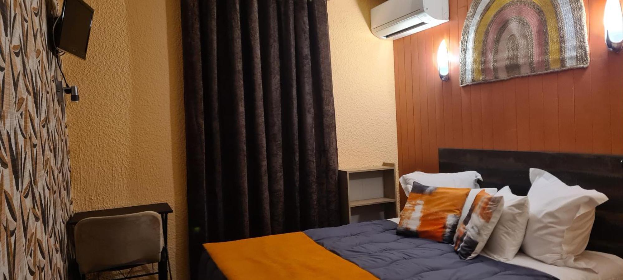 Hotel L'Etoile Aeroport - A61 カルカソンヌ エクステリア 写真